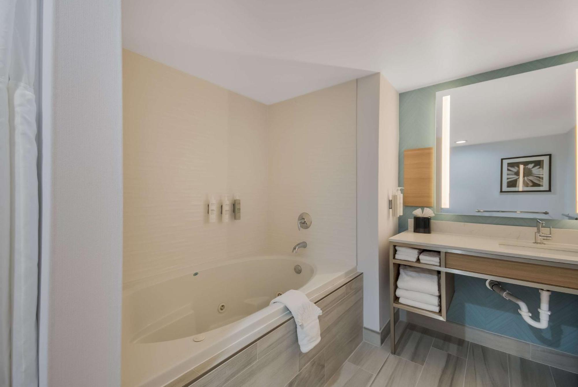 Hilton Garden Inn Oklahoma City Midtown Экстерьер фото